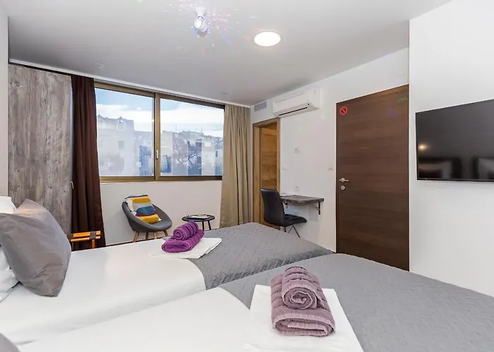 Pensión Apinelo Tower 4*